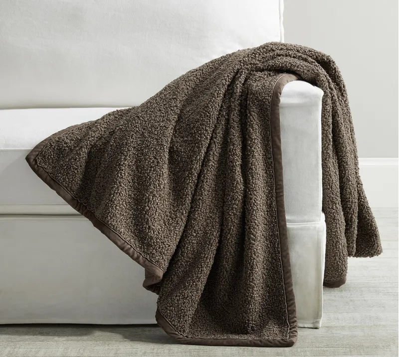 plush-blankets-by-anthem-branding