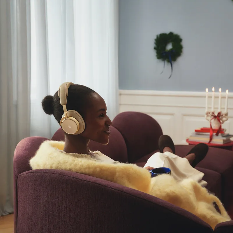 Beoplay h100 sand gifting lifestyle 202509 04 1x1