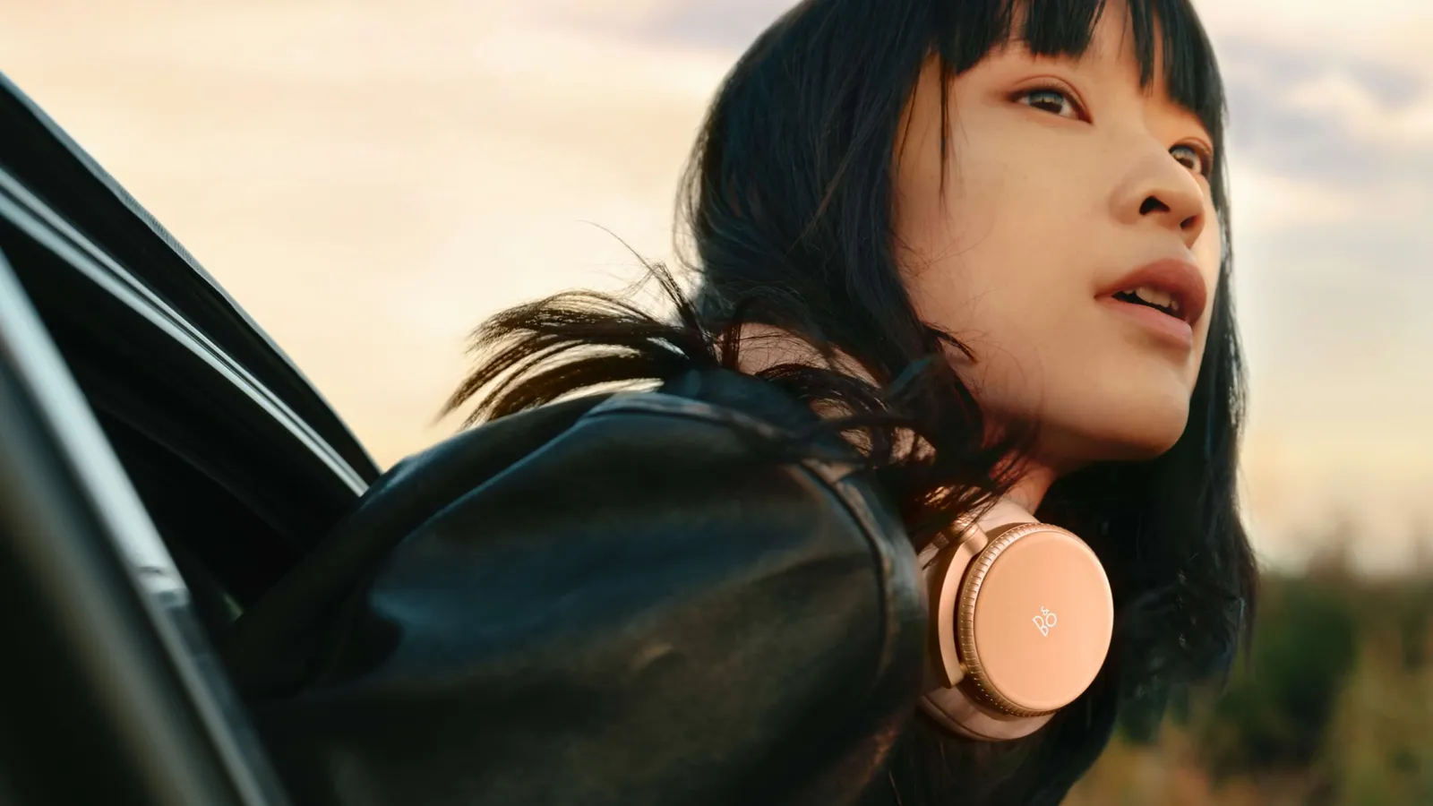 Lifestyle beoplay h100 perspective 0020 s3840x2160px